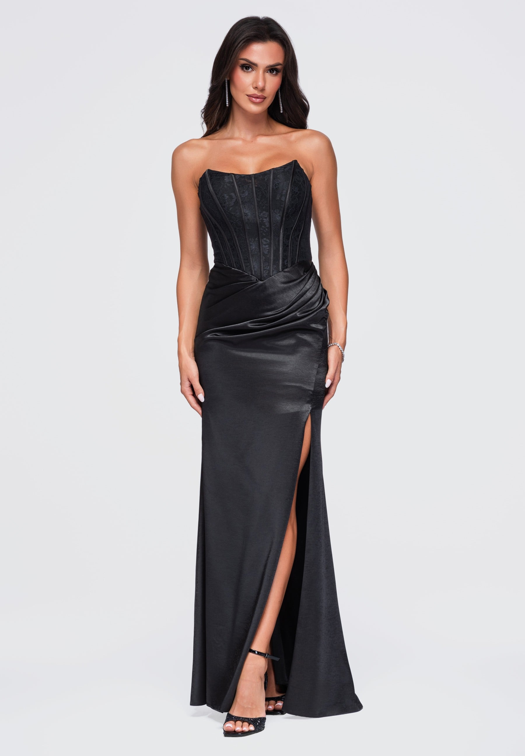 Schwarzes trägerloses Maxi-Abendkleid aus Satin — 5