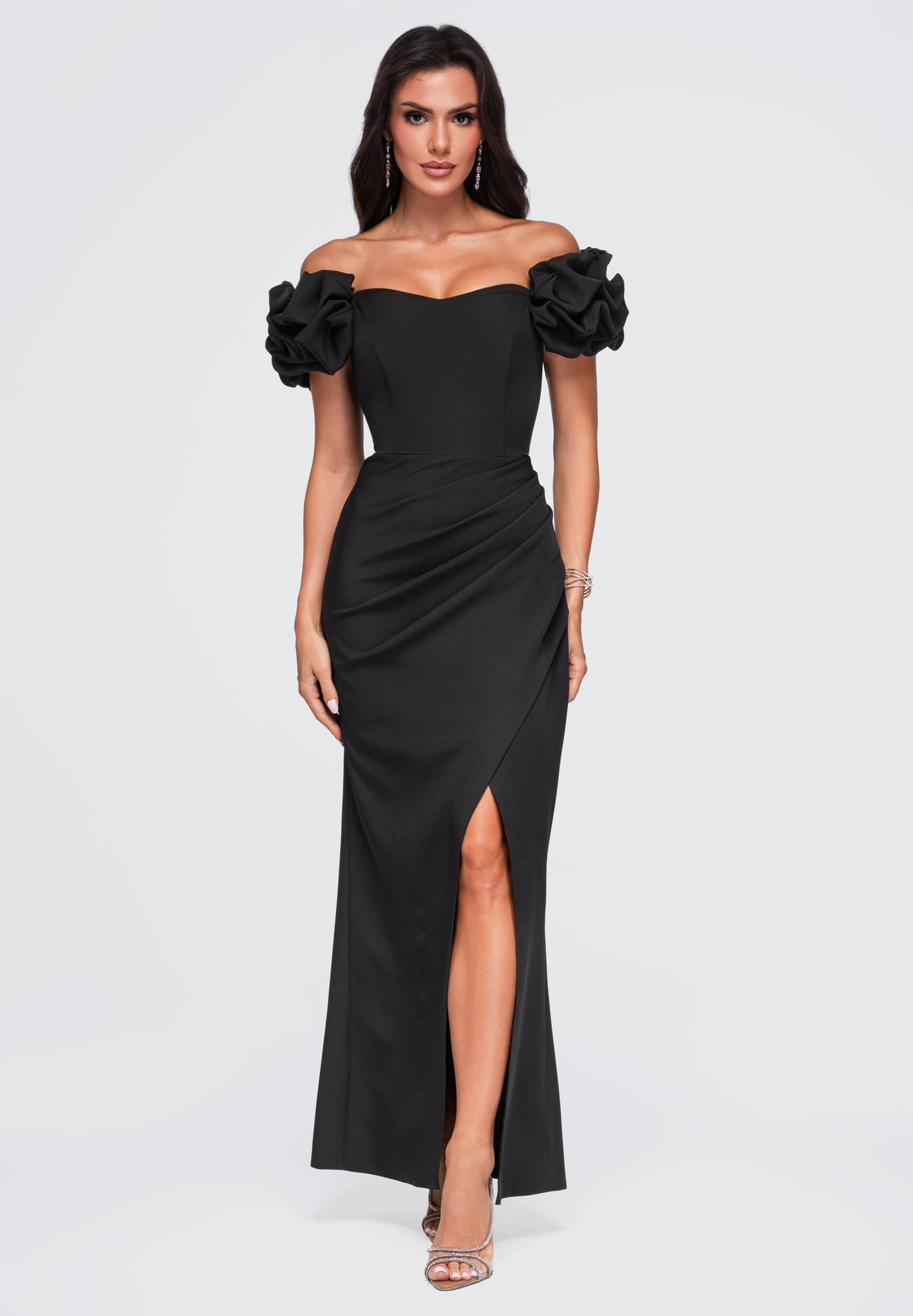 Schwarzes Maxi-Abendkleid mit Herzausschnitt — 1