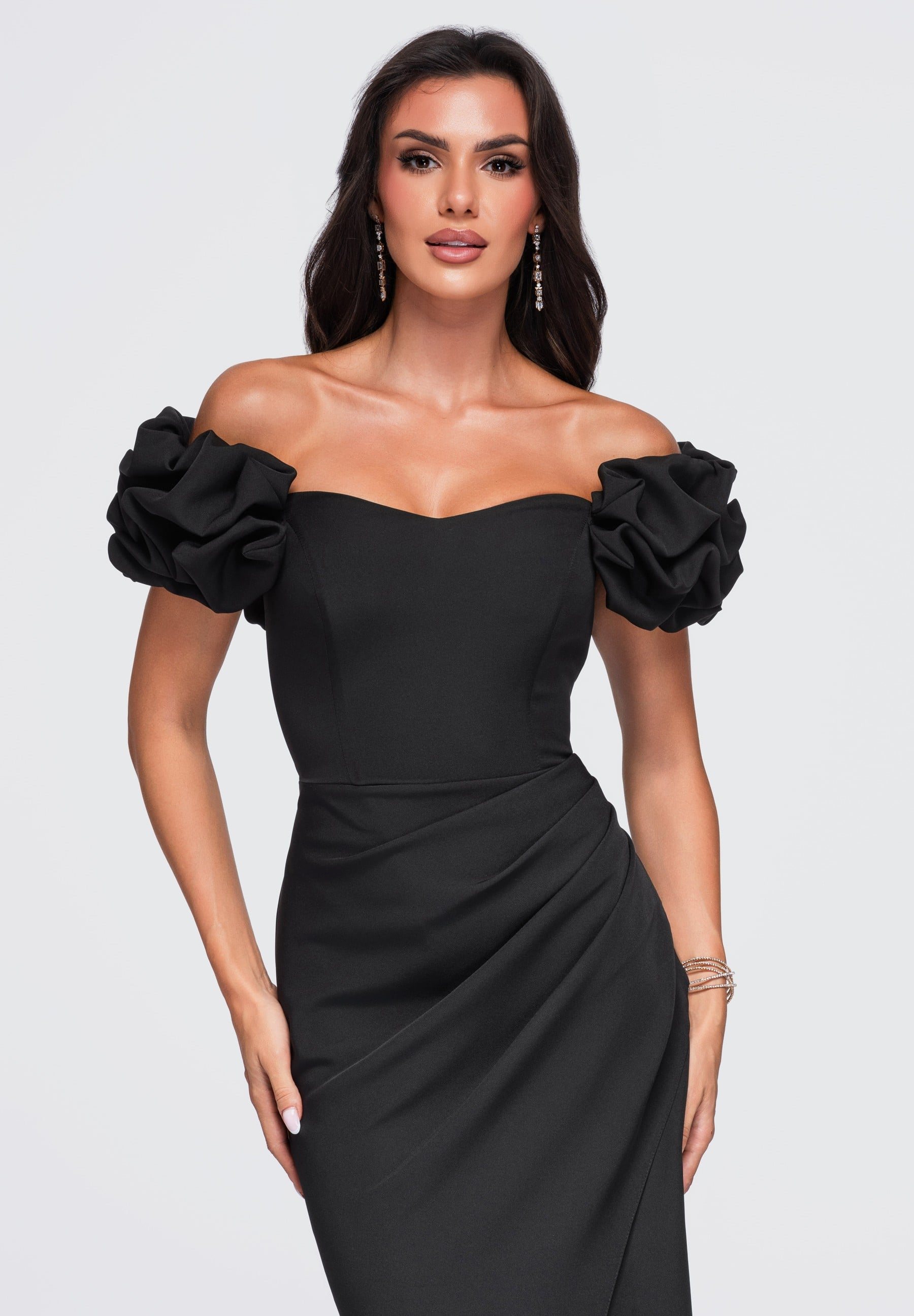 Schwarzes Maxi-Abendkleid mit Herzausschnitt — 2