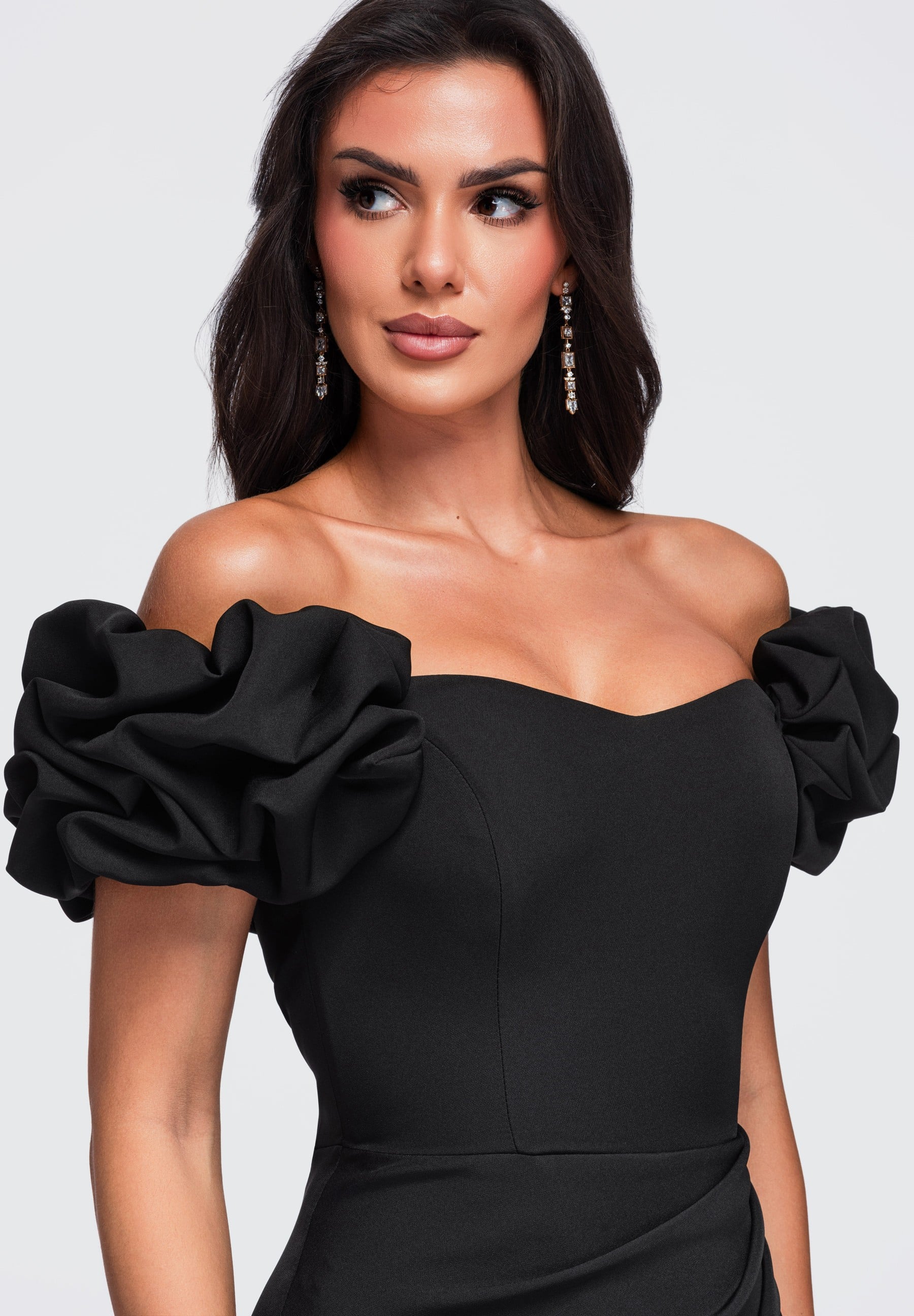 Schwarzes Maxi-Abendkleid mit Herzausschnitt — 4