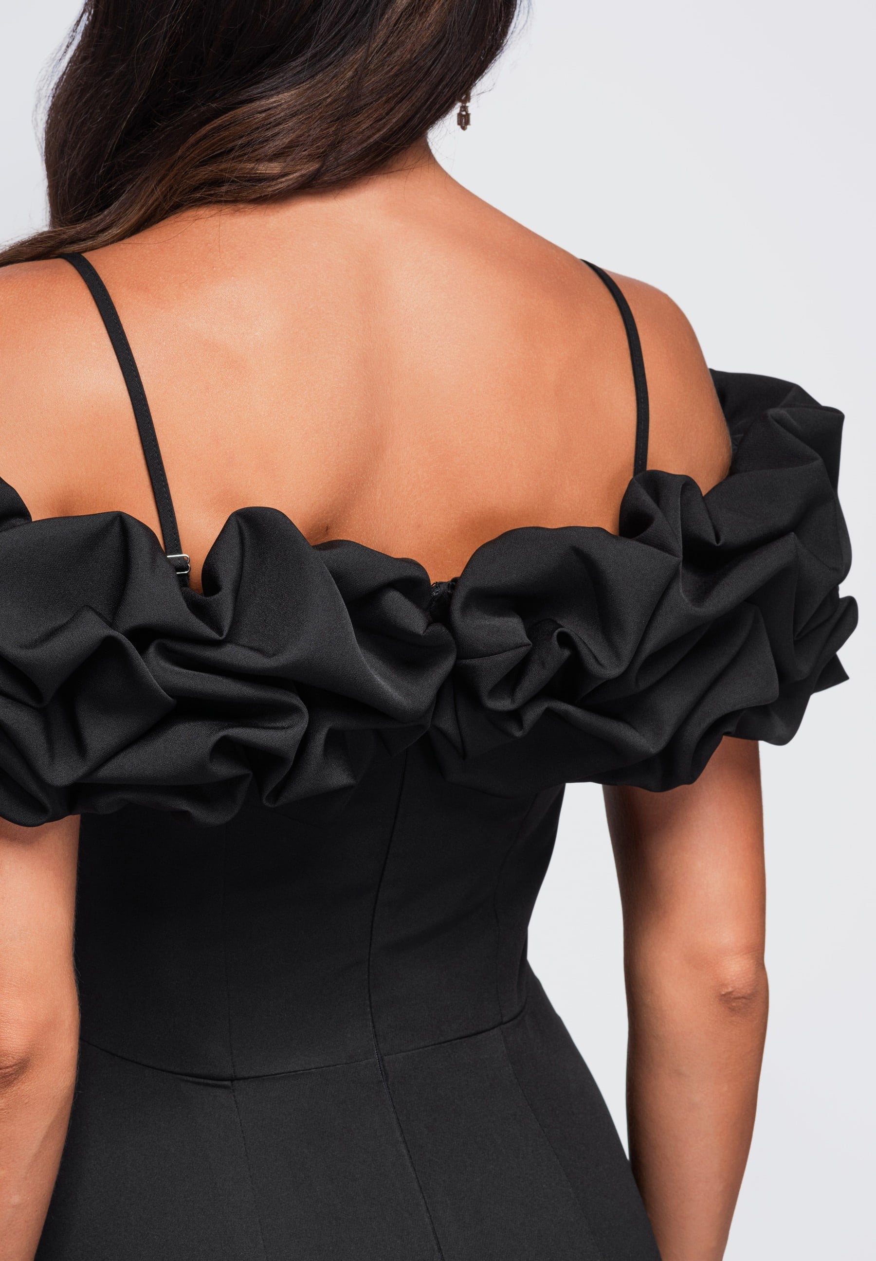 Schwarzes Maxi-Abendkleid mit Herzausschnitt — 7