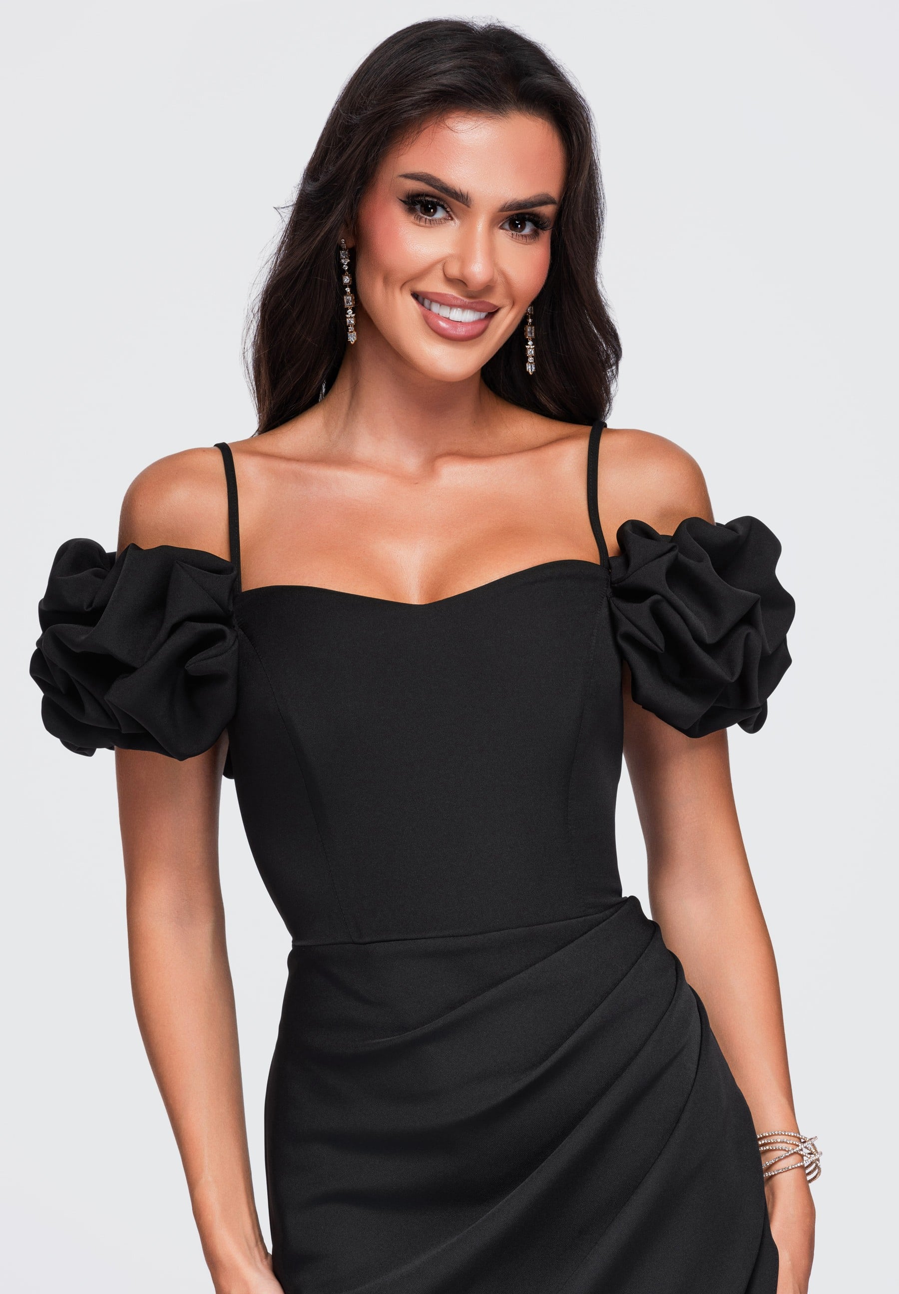 Schwarzes Maxi-Abendkleid mit Herzausschnitt — 8