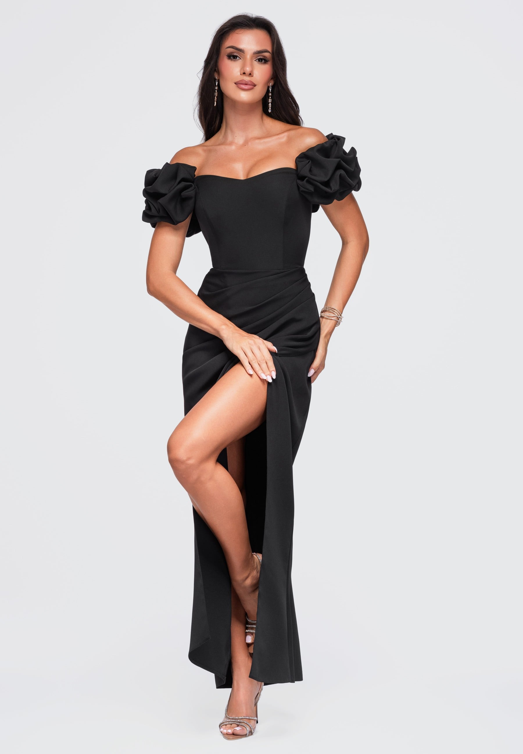 Schwarzes Maxi-Abendkleid mit Herzausschnitt — 9