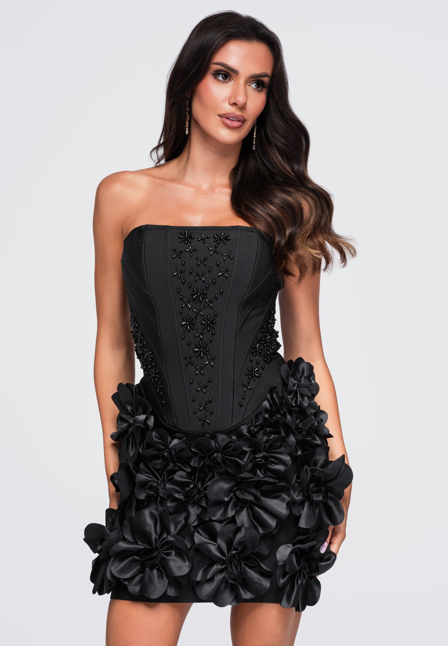 Schwarzes verziertes trägerloses Mini-Abendkleid — 2