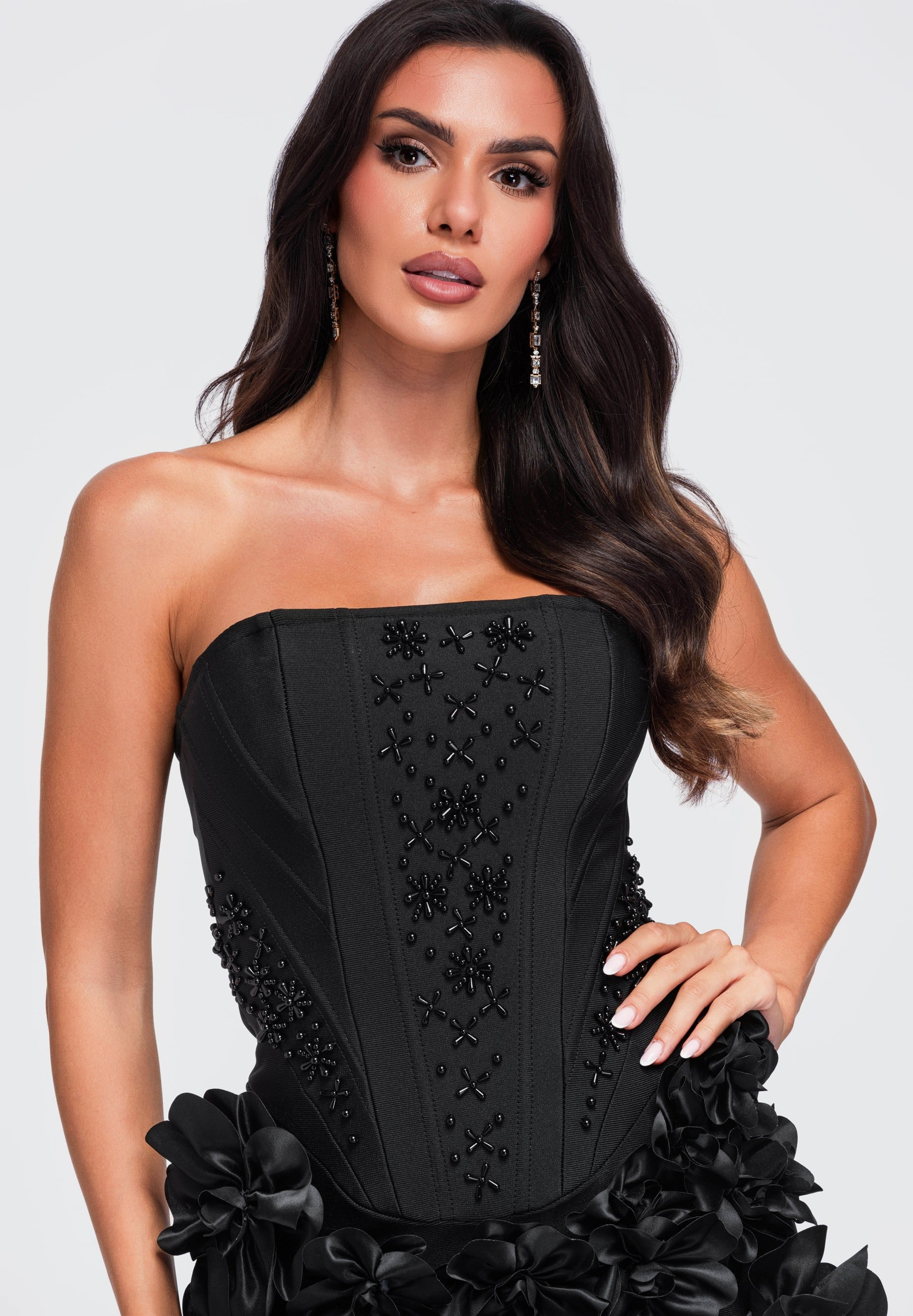 Schwarzes verziertes trägerloses Mini-Abendkleid — 8